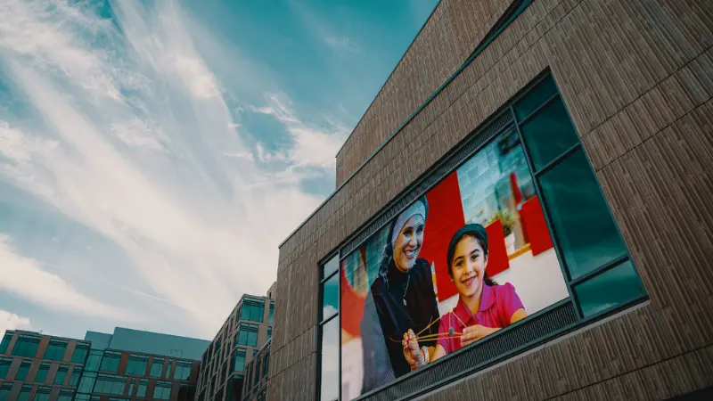 Una señalización digital en un enorme edificio corporativo