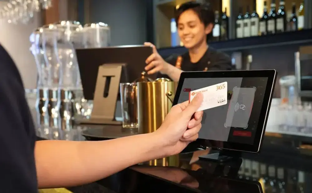 a customer paying at the POS through a card，